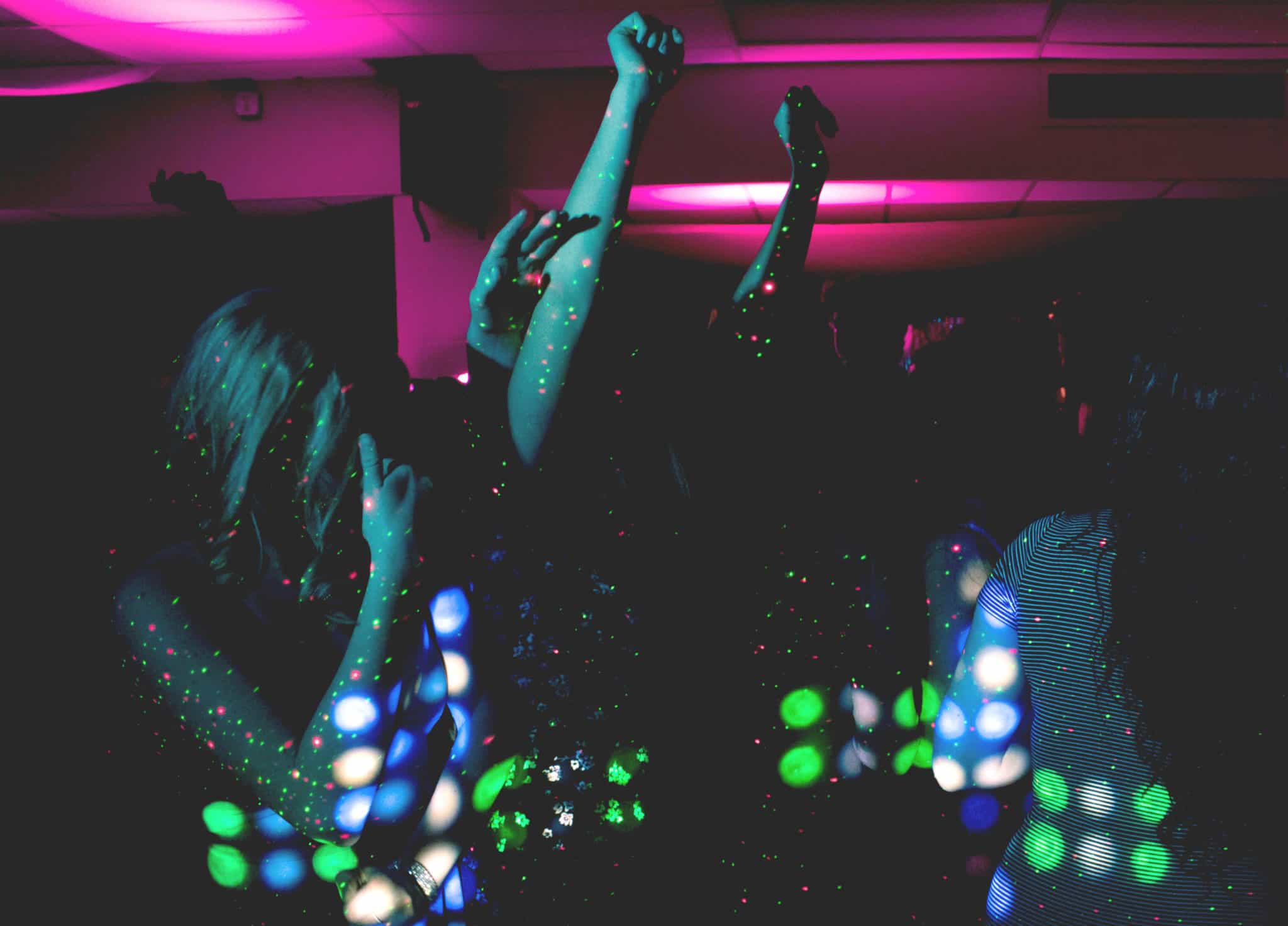 Бесплатное видео ночной клуб. Брюнетка танцует в ночном клубе. Гулянки в ночных клубах. Фото в клубе ночном. Клубная жизнь фото.